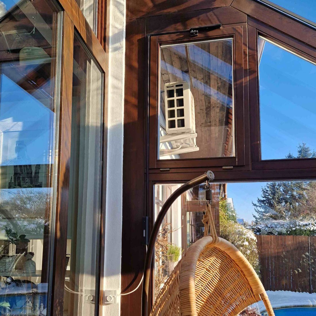 Elektricky ovládané sklopné okno