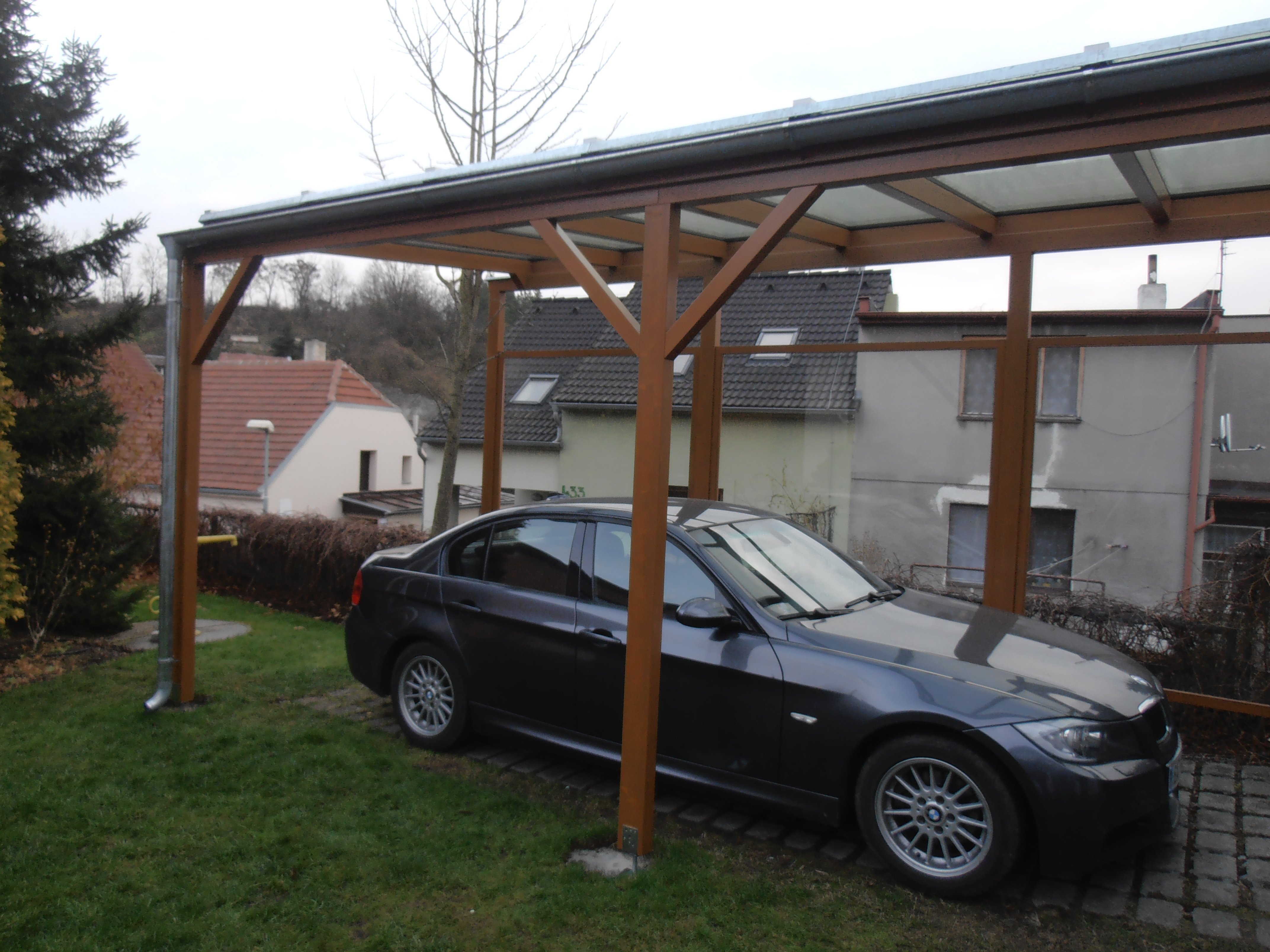 Prosklené stání pro automobil